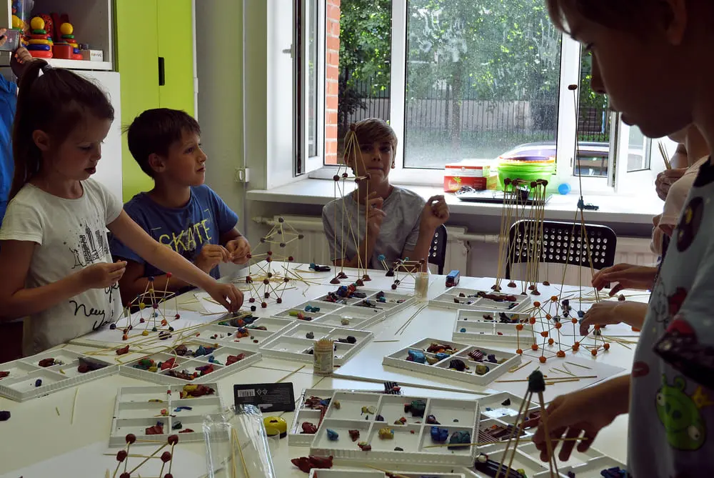 Дети воплощают архитектурную идею в материале